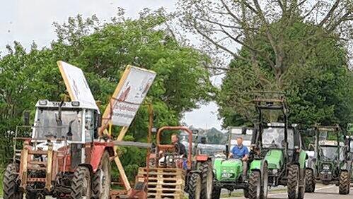 Mit einer Traktoren-Demo auf der Marienbergstraße kämpften die Bauern gestern gegen die Verkehrsbelastung im Knoblauchsland und machten für den Bau der Nordanbindung mobil. Mit einer Traktoren-Demo auf der Marienbergstraße kämpften die Bauern gestern gegen die Verkehrsbelastung im Knoblauchsland und machten für den Bau der Nordanbindung mobil.