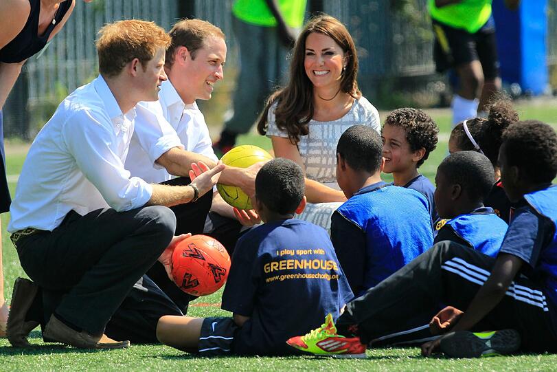 Tischtennis, Fußball, Judo - Prinzessin Kate ist bereit für die Olympischen Spiele. Gemeinsam mit Prinz William nahm sie gestern die Fackel in Empfang. Die Bilder.