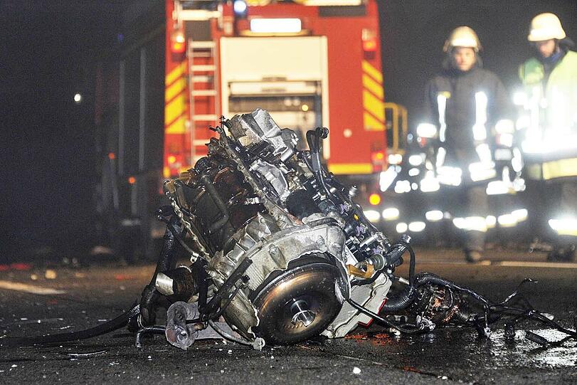 Geisterfahrer-Unfall auf der A8: Die Unfallstelle erstreckte sich auf knapp 500 Meter. Durch den heftigen Aufprall wurde der komplette Motor des Mercedes herausgerissen.