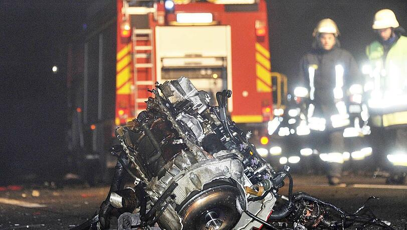 Geisterfahrer-Unfall auf der A8: Die Unfallstelle erstreckte sich auf knapp 500 Meter. Durch den heftigen Aufprall wurde der komplette Motor des Mercedes herausgerissen. Geisterfahrer-Unfall auf der A8: Die Unfallstelle erstreckte sich auf knapp 500 Meter. Durch den heftigen Aufprall wurde der komplette Motor des Mercedes herausgerissen.