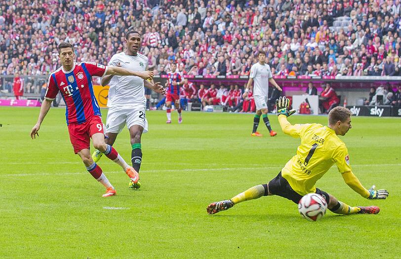 Lewandowski überwindet Hannovers Torhüter Zieler zum 1:0