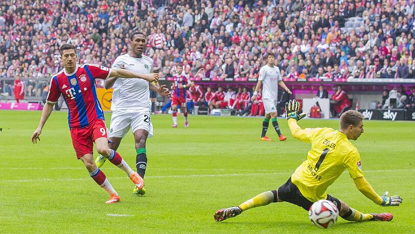 Lewandowski überwindet Hannovers Torhüter Zieler zum 1:0 Lewandowski überwindet Hannovers Torhüter Zieler zum 1:0