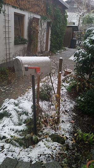 Schnee auf dem Postkasten