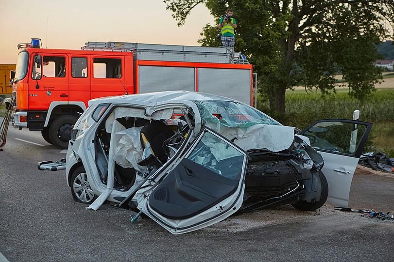 Ein 53-jähriger Autofahrer ist zwischen Wasserfall und Ansbach frontal in den Wagen eines Ehepaars gerast. Die Bilder der Unfallstelle.