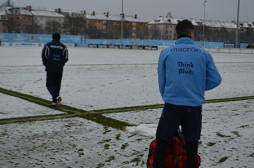 Die Löwen im Schnee: Der TSV 1860 musste am Freitag vor Beginn des Trainingslagers auf weißem - und nicht wie gewohnt auf grünem - Untergrund trainieren.