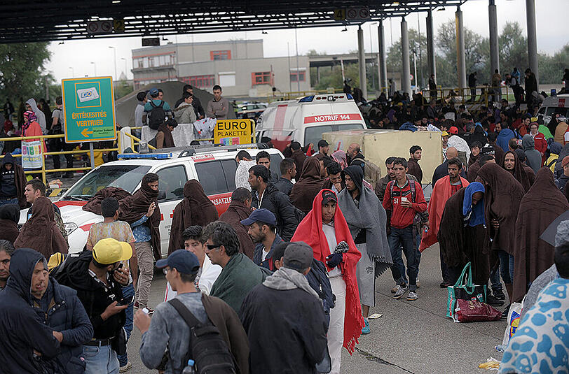 Die ersten Flüchtlinge sind am österreichischen Grenzort Nickelsdorf eingetroffen.
