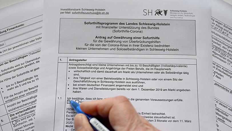 Ein Antrag auf Gewährung einer Soforthilfe wird ausgefüllt - hier in Schleswig-Holstein. Ein Antrag auf Gewährung einer Soforthilfe wird ausgefüllt - hier in Schleswig-Holstein.