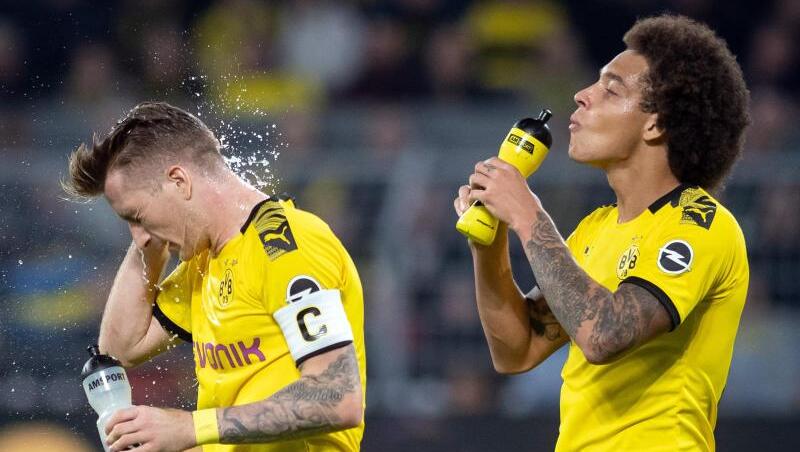Die Dortmunder Marco Reus (l) und Axel Witsel erfrischen sich nach der Partie gegen den SV Werder Bremen. Die Dortmunder Marco Reus (l) und Axel Witsel erfrischen sich nach der Partie gegen den SV Werder Bremen.