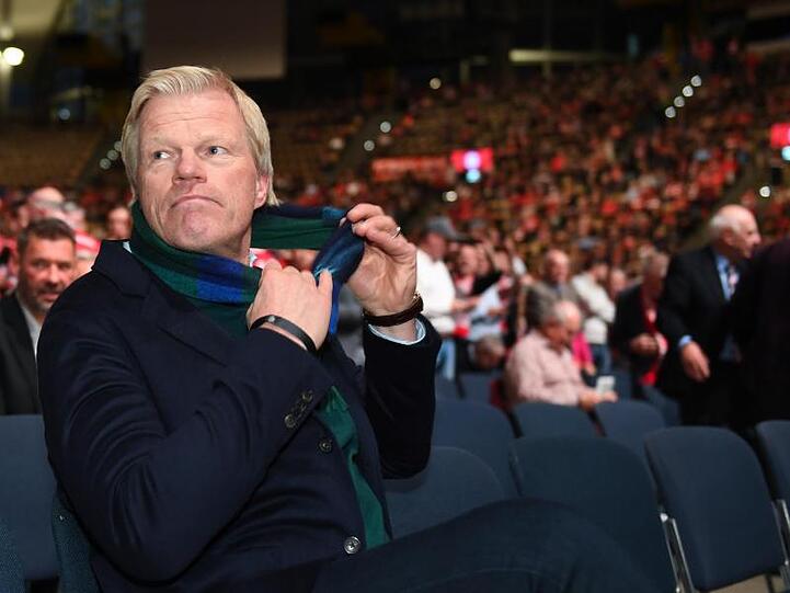 Oliver Kahn sitzt bei der Jahreshauptversammlung des FC Bayern München in der Olympiahalle. Foto: Tobias Hase/dpa