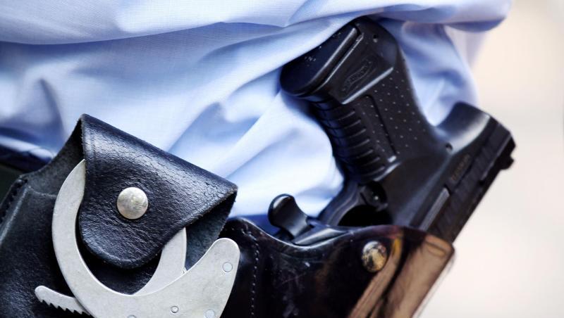 Ein Polizist mit Handschellen und Pistole am Gürtel. Foto: Oliver Berg/dpa/Archivbild Ein Polizist mit Handschellen und Pistole am Gürtel. Foto: Oliver Berg/dpa/Archivbild