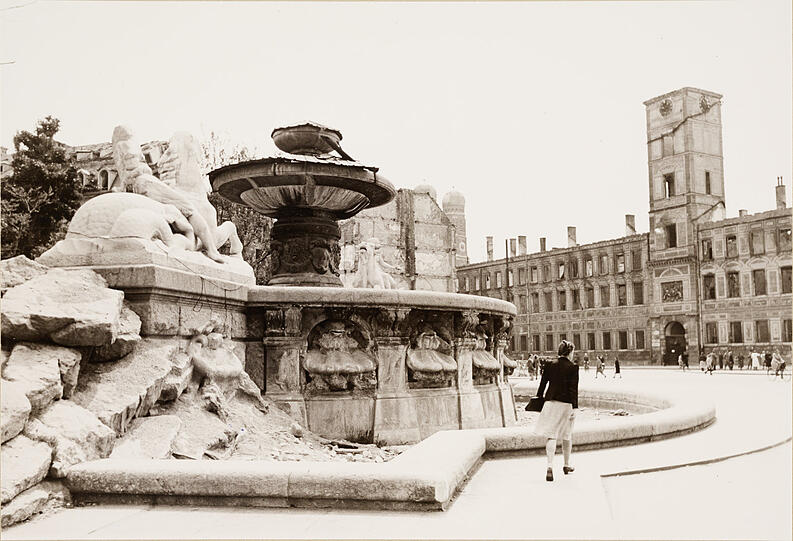 1946: Blick vom Wittelsbacherbrunnen rüber zur gut erhaltenen Maxburg, die bald darauf abgerissen wird.