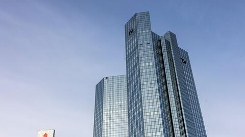 Blick auf die Zentrale der Deutschen Bank im Frankfurter Bankenviertel.
