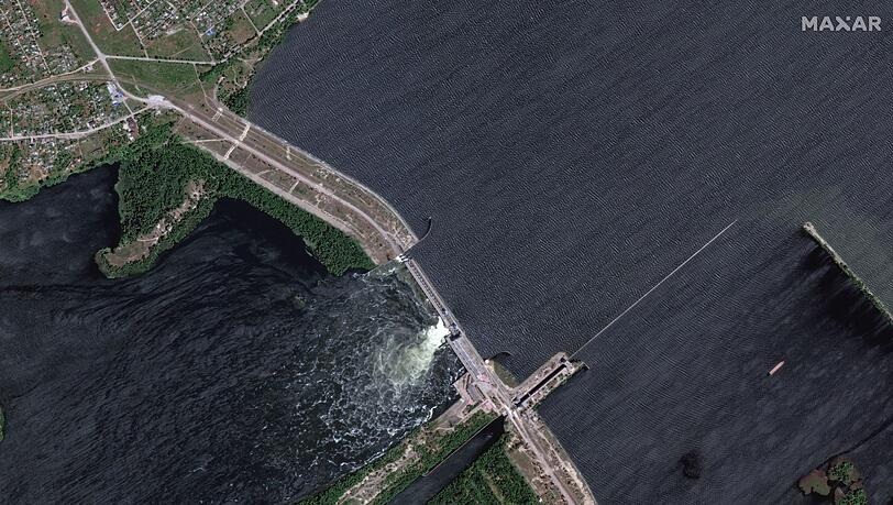 Dieses von Maxar Technologies über AP zur Verfügung gestellte Satellitenbild zeigt den zerstörten Kachowka-Staudamm.
