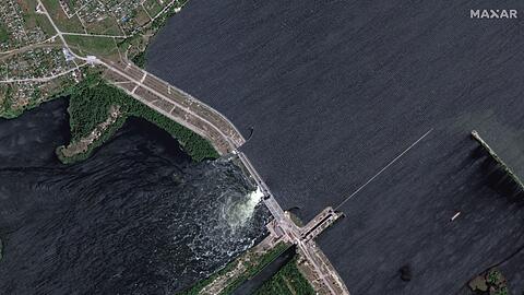 Dieses von Maxar Technologies über AP zur Verfügung gestellte Satellitenbild zeigt den zerstörten Kachowka-Staudamm.