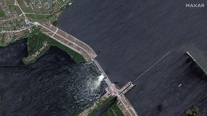Dieses von Maxar Technologies über AP zur Verfügung gestellte Satellitenbild zeigt den zerstörten Kachowka-Staudamm.