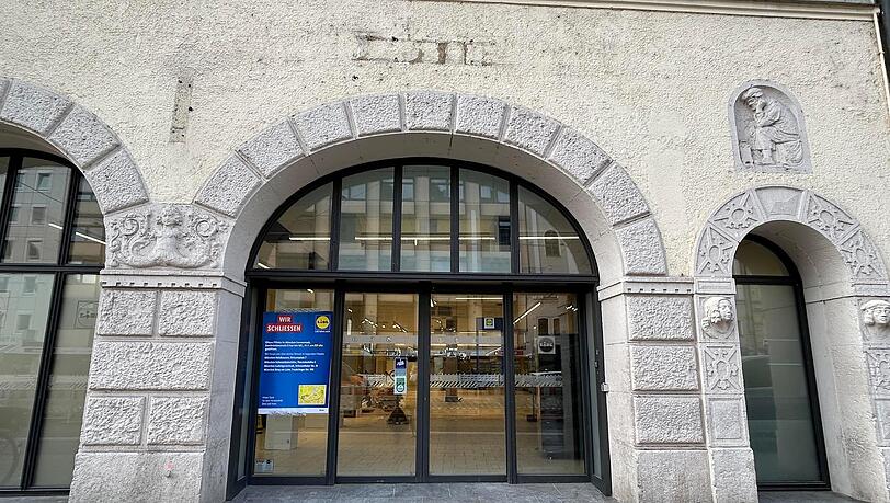 Nicht zu übersehen: „Wir schließen“ steht am Eingang der ehemaligen Lidl-Filiale in der Zweibrückenstraße am Isartor. Rund fünf Jahre war der Discounter an dem Standort, davor war ein McDonald’s in den Räumlichkeiten. Der Fläche soll bereits nachvermietet sein – an einen Biosupermarkt, erzählt man sich vor Ort. Nicht zu übersehen: „Wir schließen“ steht am Eingang der ehemaligen Lidl-Filiale in der Zweibrückenstraße am Isartor. Rund fünf Jahre war der Discounter an dem Standort, davor war ein McDonald’s in den Räumlichkeiten. Der Fläche soll bereits nachvermietet sein – an einen Biosupermarkt, erzählt man sich vor Ort.