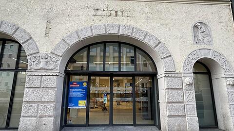 Nicht zu übersehen: „Wir schließen“ steht am Eingang der ehemaligen Lidl-Filiale in der Zweibrückenstraße am Isartor. Rund fünf Jahre war der Discounter an dem Standort, davor war ein McDonald’s in den Räumlichkeiten. Der Fläche soll bereits nachvermietet sein – an einen Biosupermarkt, erzählt man sich vor Ort.