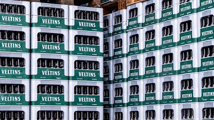 Leergut der Marke Veltins steht auf dem Firmengelände.