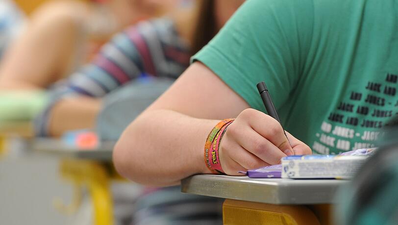 Klassische Schulaufgaben bleiben der Standard - doch zusätzlich gibt es neue Prüfungsformate an Bayerns Schulen. (Symbolbild) Klassische Schulaufgaben bleiben der Standard - doch zusätzlich gibt es neue Prüfungsformate an Bayerns Schulen. (Symbolbild)