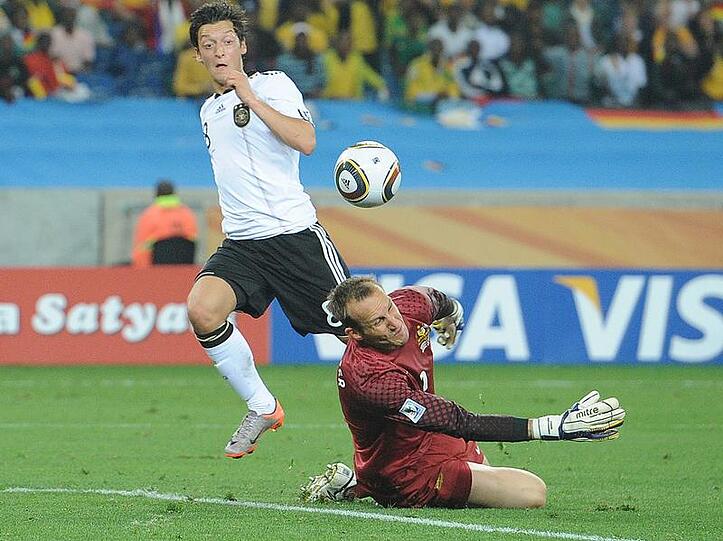 Mesut Özil versucht den Ball über den australischen Keeper zu lupfen.