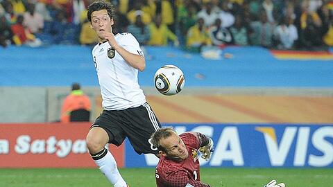 Mesut Özil versucht den Ball über den australischen Keeper zu lupfen.