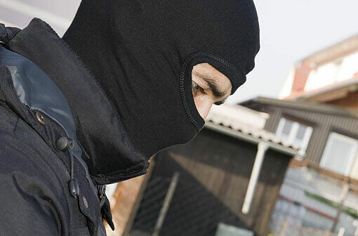 Ein Unbekannter mit Sturmmaske (Symbolbild) überfiel die Frau brutal.