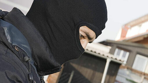 Ein Unbekannter mit Sturmmaske (Symbolbild) überfiel die Frau brutal. Ein Unbekannter mit Sturmmaske (Symbolbild) überfiel die Frau brutal.