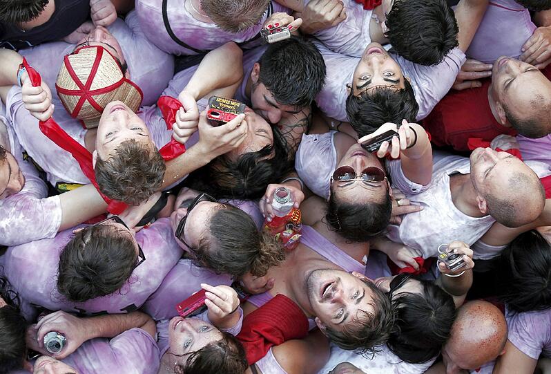 Das legendäre Stierlaufen in Pamplona ist eröffnet. Die verrücktesten Bilder des Eröffnungstages.
