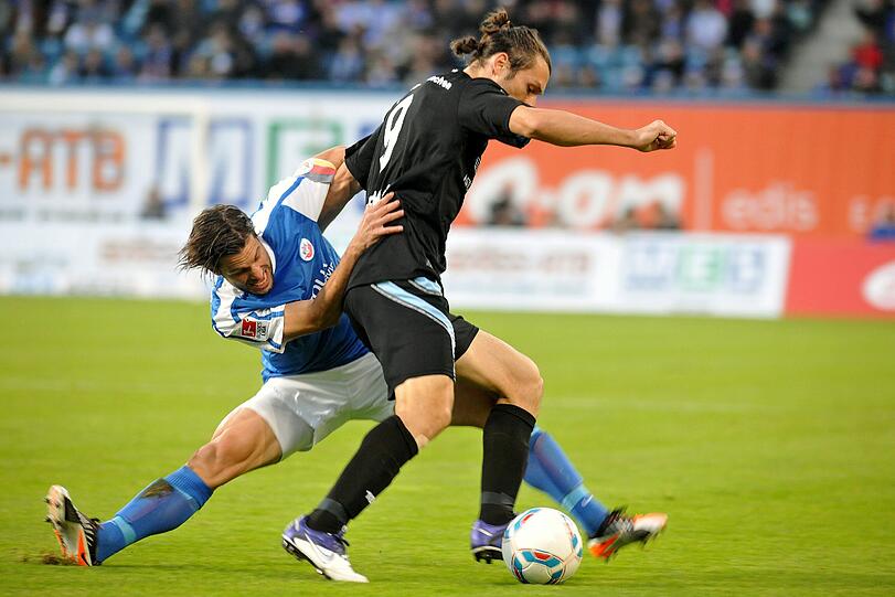 Zweikampf: Rostocks Sebastian Pelzer (l.) und Djordje Rakic.