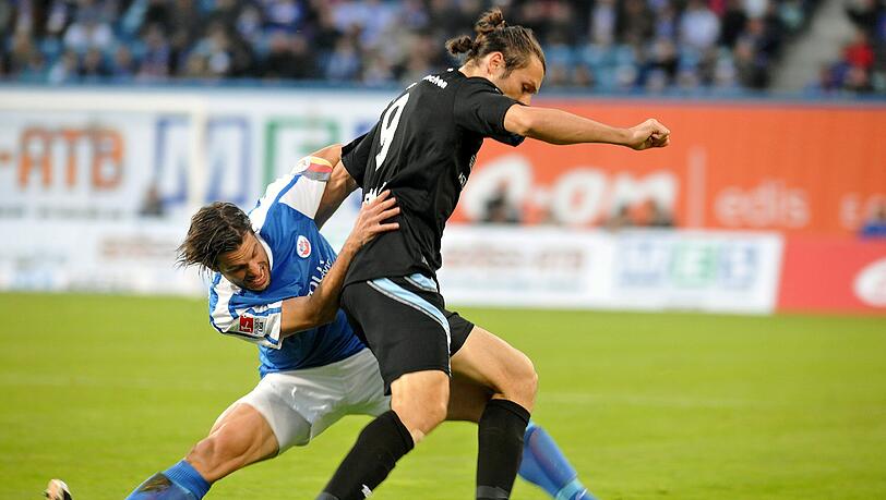 Zweikampf: Rostocks Sebastian Pelzer (l.) und Djordje Rakic. Zweikampf: Rostocks Sebastian Pelzer (l.) und Djordje Rakic.