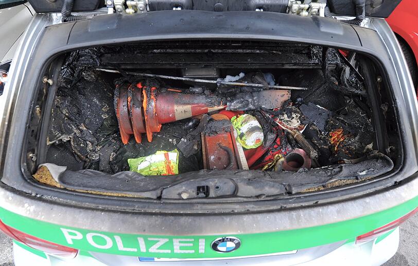 Verbrannte und geschmolzene Ausrüstungsgegenstände: Nach dem Feuer sind die Dienstfahrzeuge nur noch Schrott...
