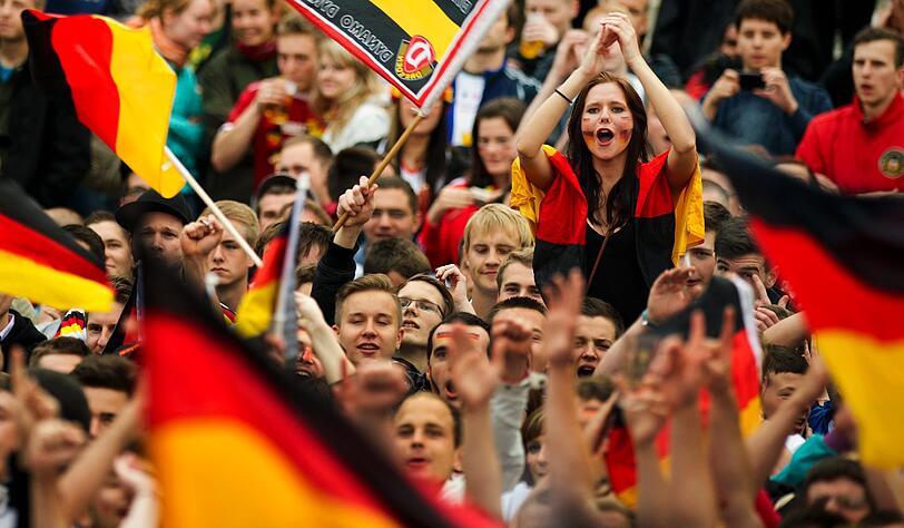 Deutschland gegen Holland - vor und während dieser brisanten Partie in der Ukraine am MIttwoch feiern die Fans ausgelassen in Orange und Schwarz-Rot-Gold - die Bilder!