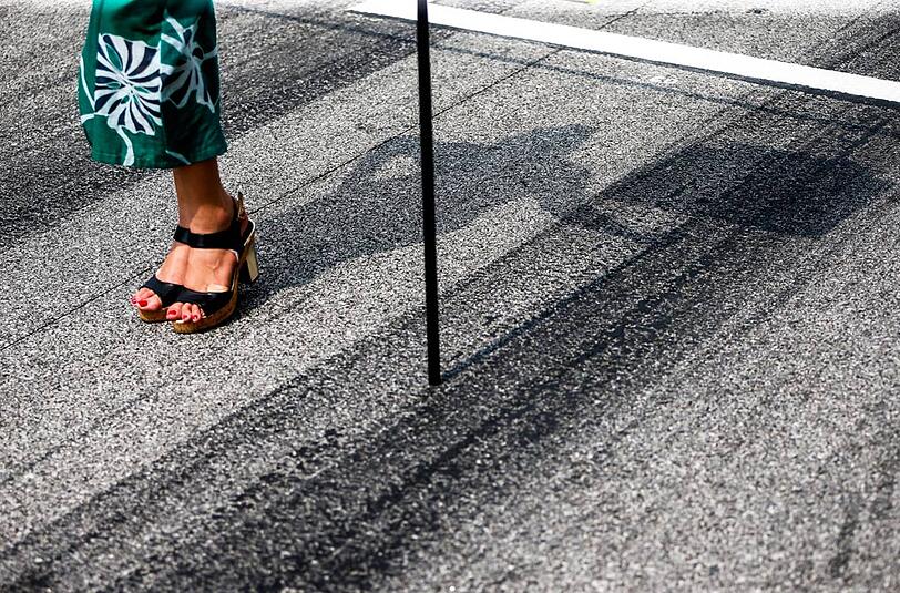 Ein Grid Girl steht auf der Rennstrecke vor dem Formel-1-Grand-Prix von Malaysia.