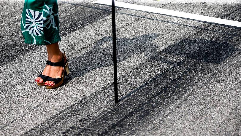 Ein Grid Girl steht auf der Rennstrecke vor dem Formel-1-Grand-Prix von Malaysia. Ein Grid Girl steht auf der Rennstrecke vor dem Formel-1-Grand-Prix von Malaysia.