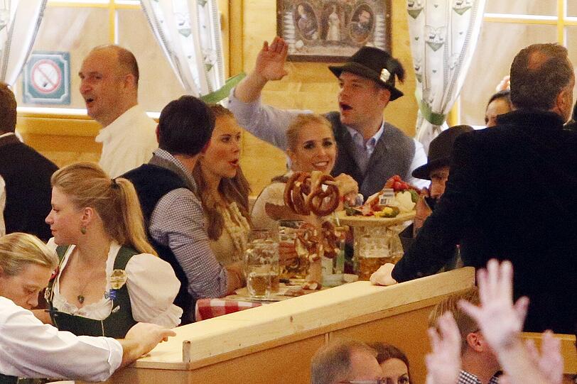 Manuel Neuer mit seiner Freundin Nina im Schützenzelt