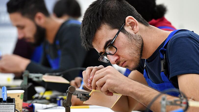 Das Münchner Jobcenter setzt vor allem auf die Ausbildung der Jugendlichen.