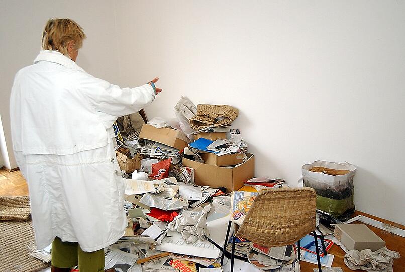 Eine Messie-Wohnung in München wird geräumt.