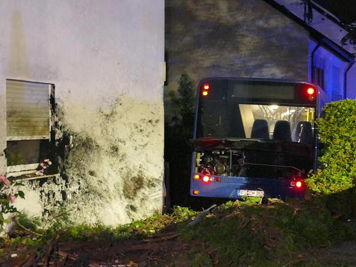 Ein verunglückter Bus steht an einer Hausfasssade. Foto: David Oßwald/Archivbild