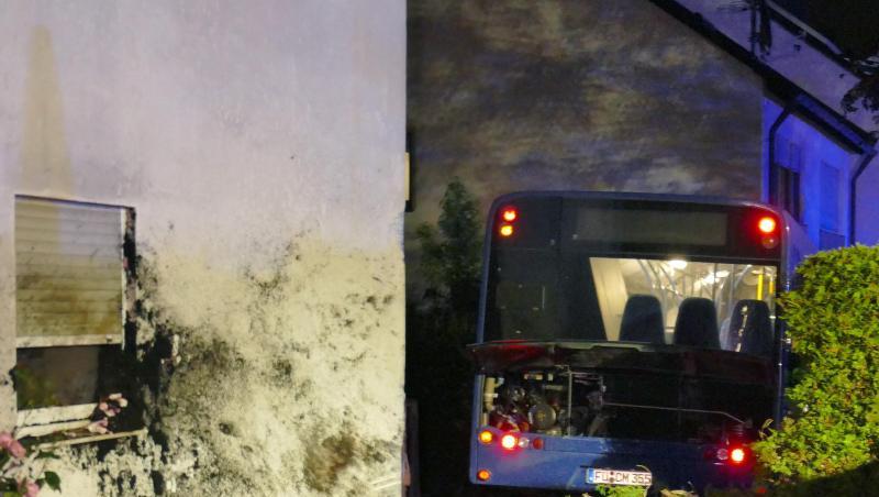 Ein verunglückter Bus steht an einer Hausfasssade. Foto: David Oßwald/Archivbild Ein verunglückter Bus steht an einer Hausfasssade. Foto: David Oßwald/Archivbild