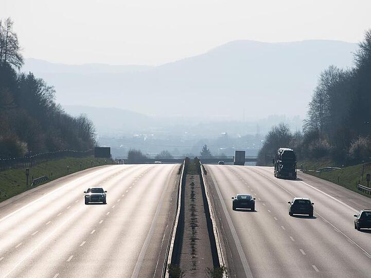 Kaum Verkehr: Nur wenige Autos sind auf der A8 bei Kirchheim unter Teck unterwegs.