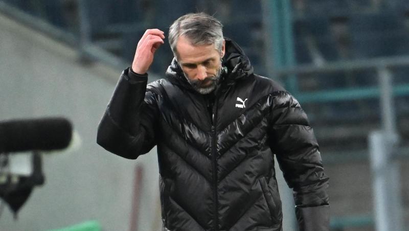 Mönchengladbachs Trainer Marco Rose fasst sich an den Kopf - seit Wochen gelingt dem Team kein Sieg mehr.