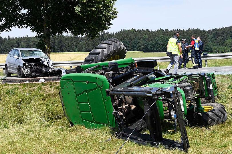 Bei dem Verkehrsunfall auf der B12 in Höhe Birkach kam am Dienstag ein 83-jähriger Traktorfahrer ums Leben.