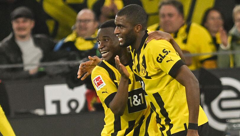 Anthony Modeste (r) und Youssoufa Moukoko könnten künftig beim BVB als Doppelspitze auflaufen.
