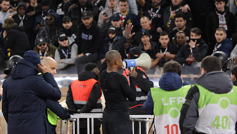 Presnel Kimpembe versucht die aufgebrachten PSG-Fans nach der Niederlage zu beruhigen. Presnel Kimpembe versucht die aufgebrachten PSG-Fans nach der Niederlage zu beruhigen.