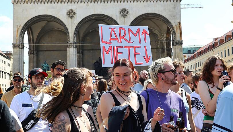 "Mehr Lärm" fordern die meist noch recht jungen Menschen auf dem Odeonsplatz.