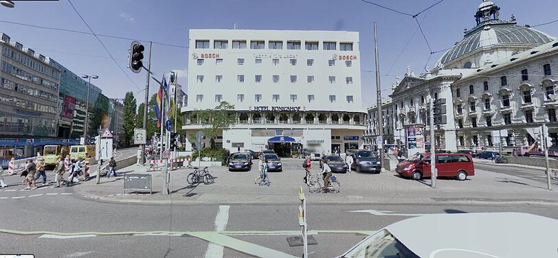Mit seinem Nachfolger, obwohl noch nicht fertig, können sich viele Münchner nur schwer anfreunden. Hier steht das Hotel Königshof noch, seit der Generalsanierung 1970 bis 72 im markanten 70er-Jahre-Look.