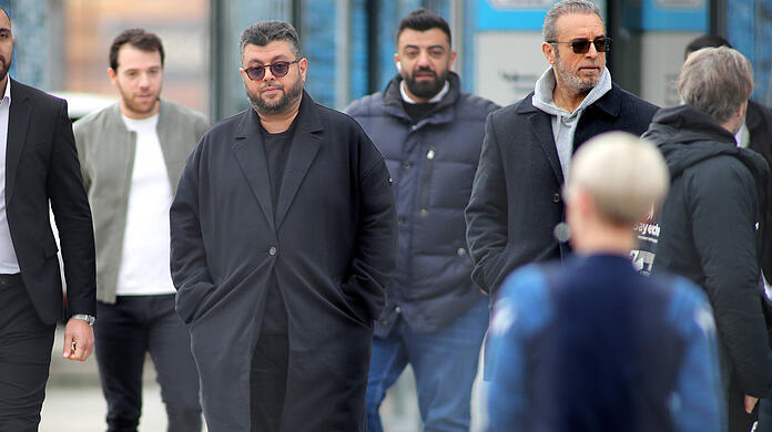 Hasan Ismaik (vorne) bei seinem Besuch am Trainingsgelände. Hinter ihm unter anderem sein Bruder Yahya Ismaik und sein Statthalter Anthony Power.