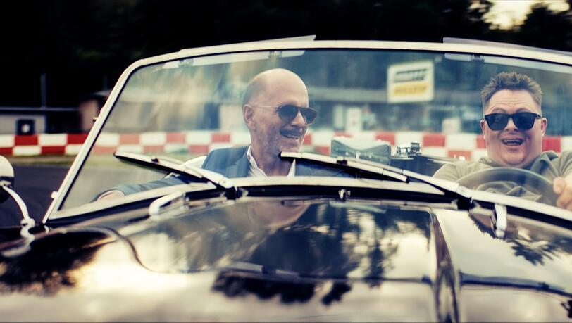 Thomas (Christoph Maria Herbst) überlasst seinem Halbbruder „Sunny“ (Nico Randel) das Steuer.