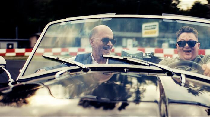 Thomas (Christoph Maria Herbst) überlasst seinem Halbbruder „Sunny“ (Nico Randel) das Steuer.