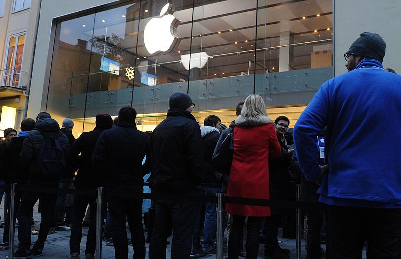 36 Stunden hatte Papanek zuvor vor dem Store ausgeharrt. Mit einer Schlange von rund 150 Wartenden blieb der Ansturm in München jedoch vergleichsweise gering.